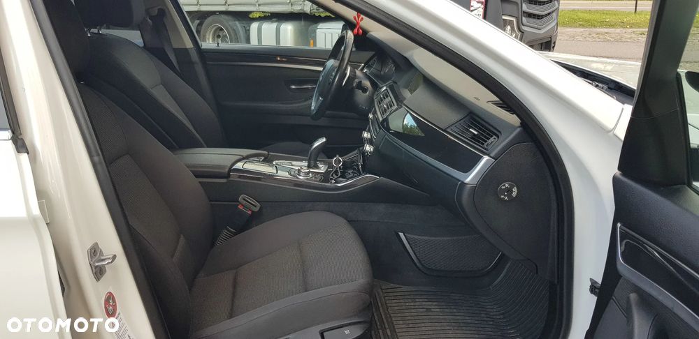 BMW Seria 5 525d xDrive - 16
