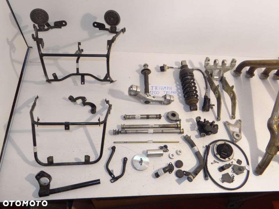 Triumph 1200 Trophy stelaż kolektor wydechowy mocowanie bagażnik amortyzator tył zacisk kluczyk wlew - 2