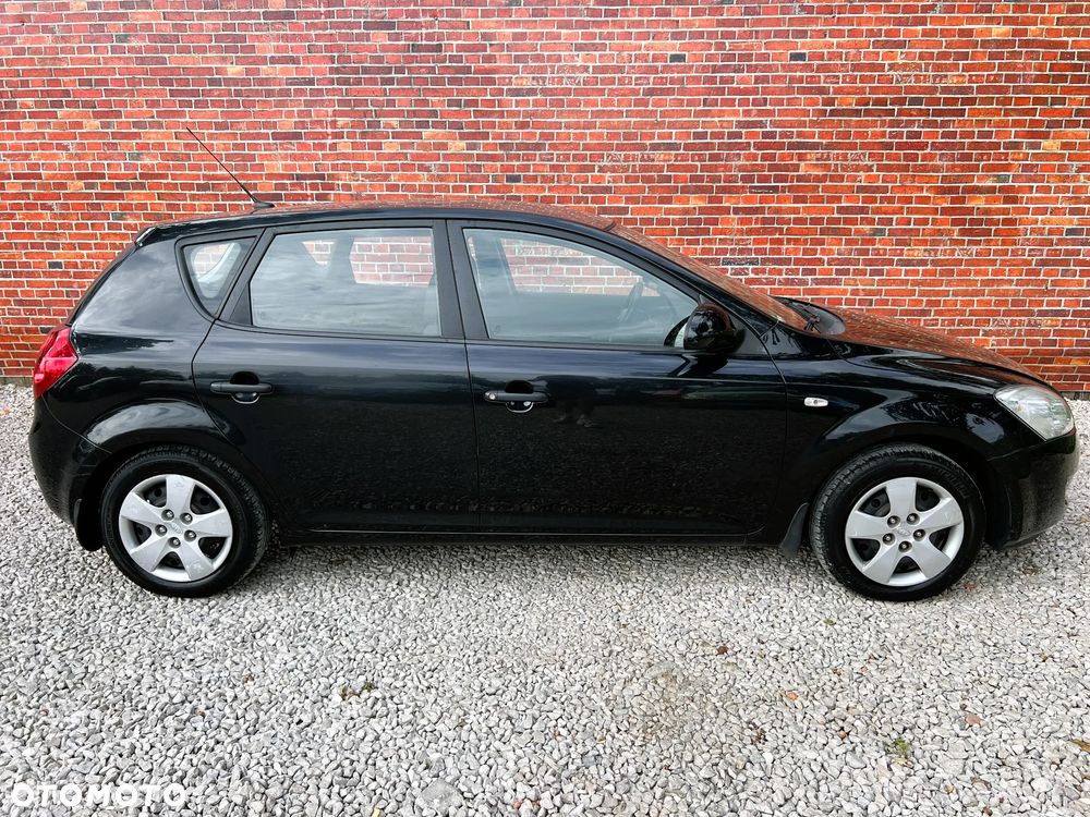 Kia Ceed - 38