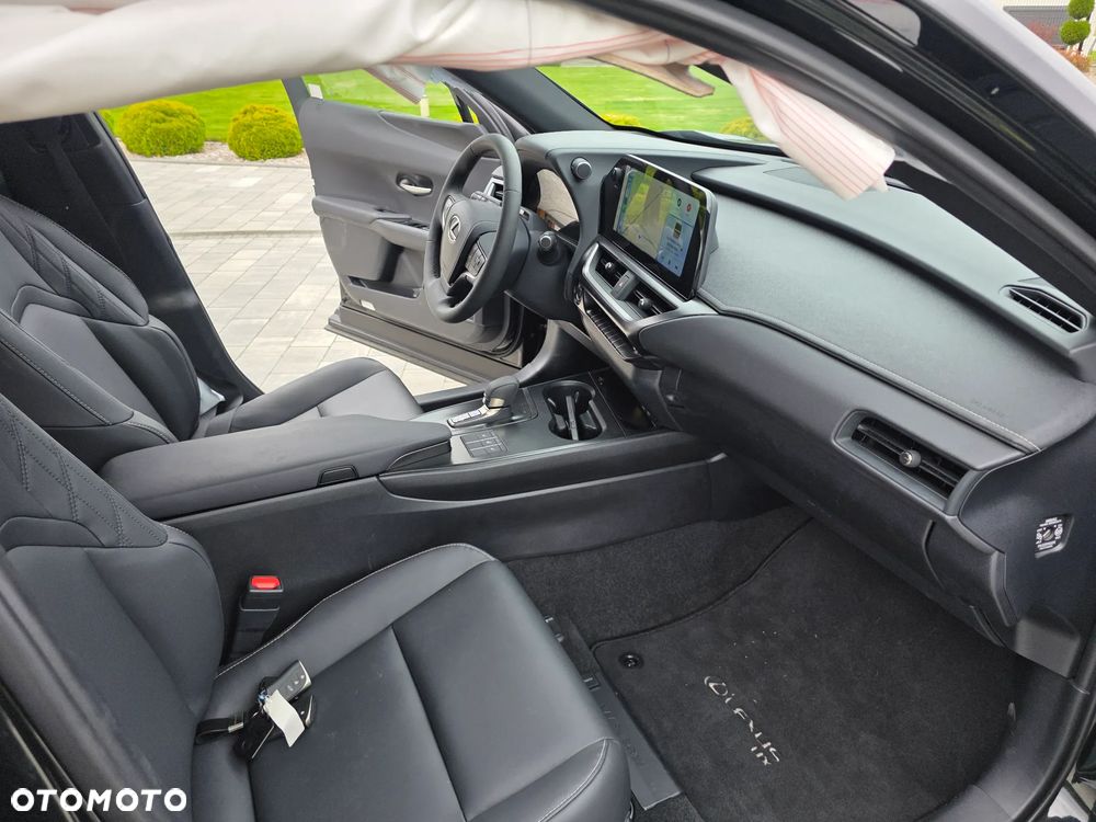 Lexus UX 2025