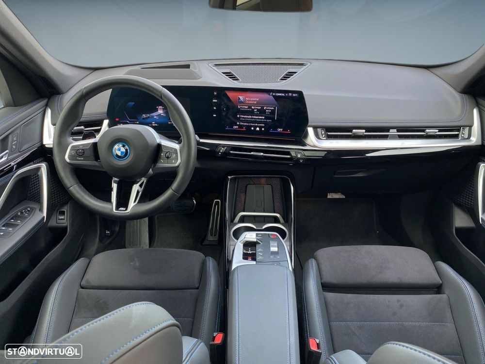 BMW iX1 eDrive20 Pack Desportivo M - 4