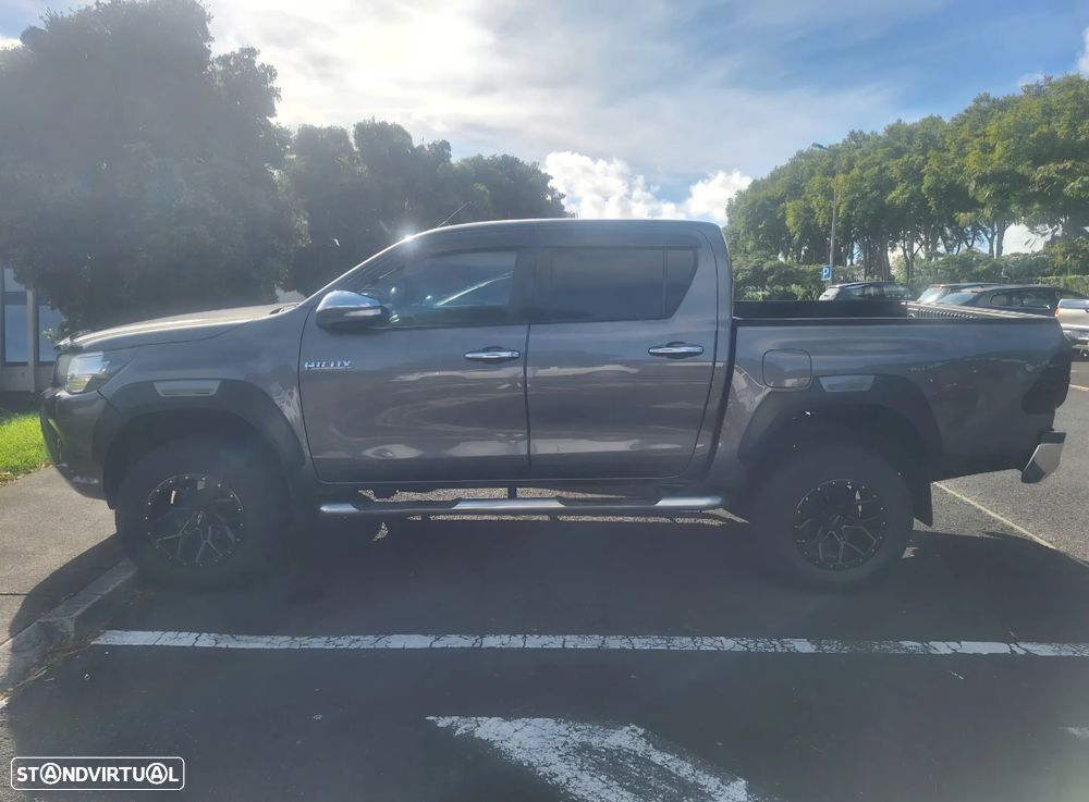 Toyota Hilux — photo 2