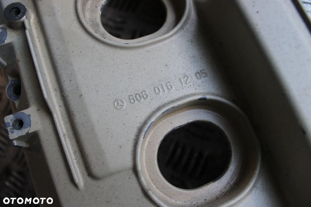 Pokrywa zaworów mercedes w124 3,0 d 6060161205 - 3