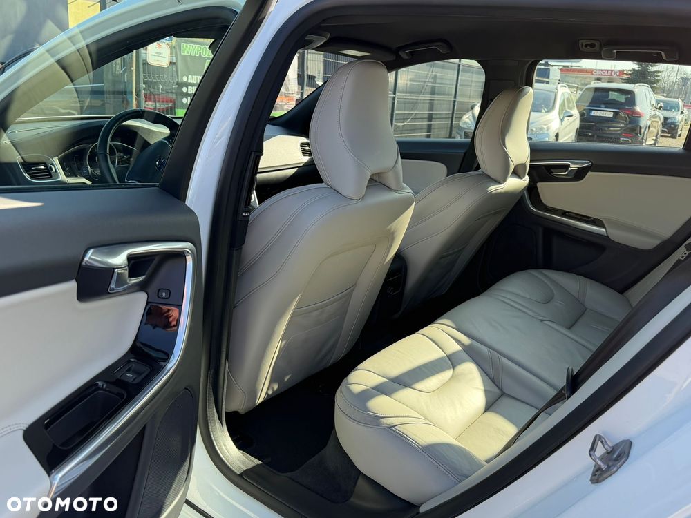 Volvo V60 D6 AWD Plug-in Hybrid Momentum - 13