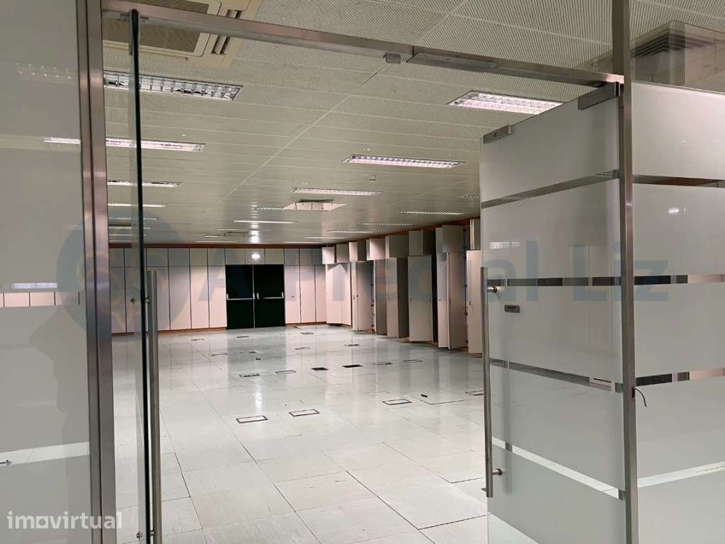 Conjunto de 2 Armazéns Interligados com Potencial para Data Center ... - Grande imagem: 3/11