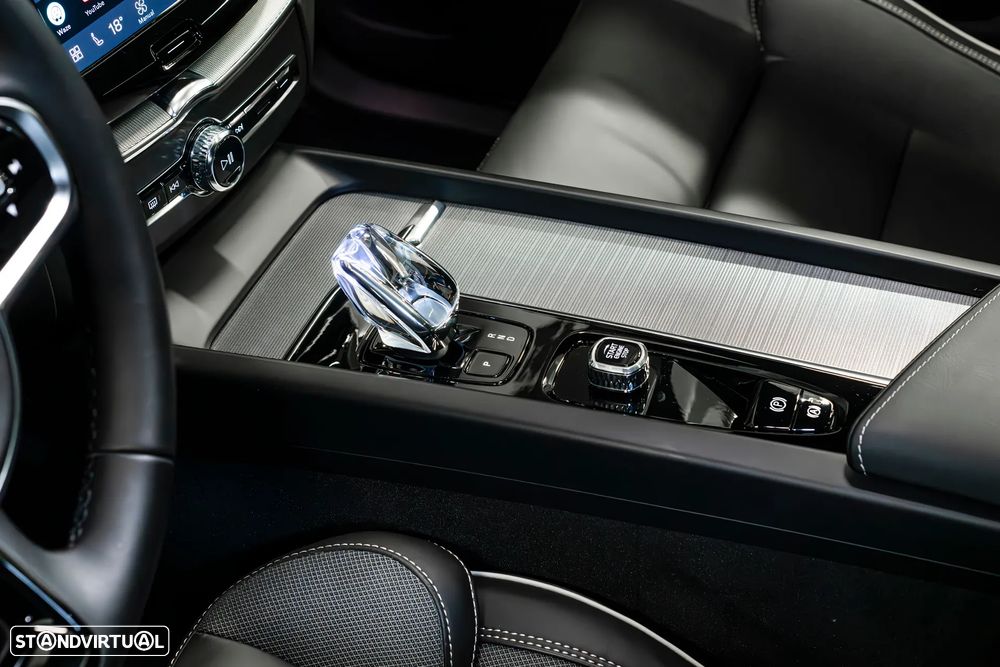 Volvo XC 60 2.0 T6 PHEV Black Edition AWD - 23