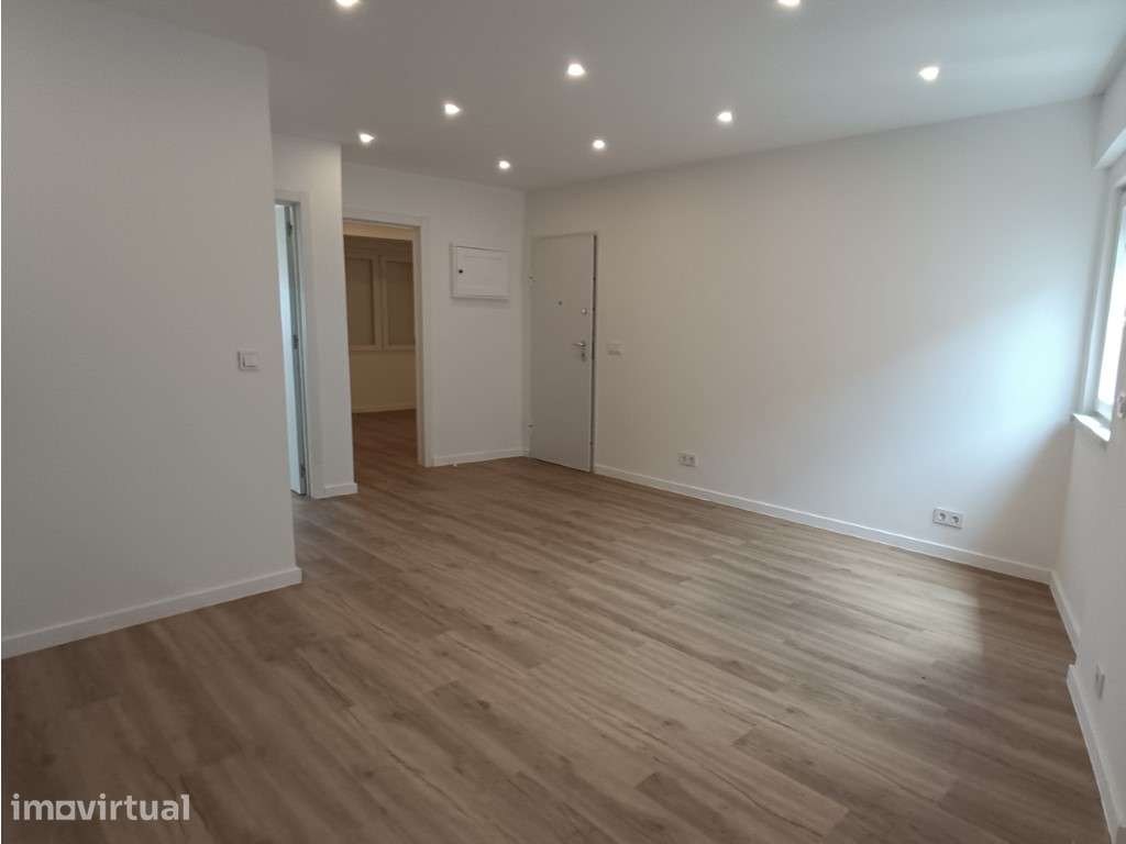 Apartamento T2 Totalmente Renovado com Ótima Exposição Solar em Alv... - Grande imagem: 4/19