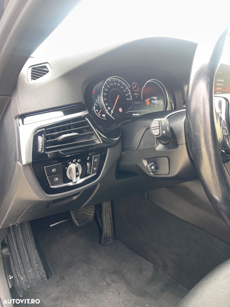BMW Seria 5 520d xDrive AT - 30