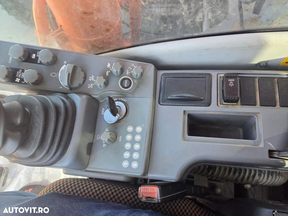 Hitachi ZX350LCN-6, 8.687h, CUPLA RAPIDA, cupa 2,2mc dinti NOI, latime 2,99m, ad sapare 7m, lant 90% bun doar 595h deplasare, consum mediu 17l/h, inst picon, inst rotire pe brate, GRESARE AUTOMATA, camera spate, ridica 25t, PROMOTIE 97.900 EUR+Tva - 40