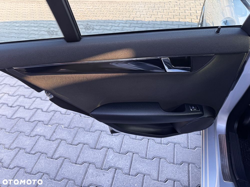 Mercedes-Benz Klasa C 220 CDI DPF Automatik Elegance - 27