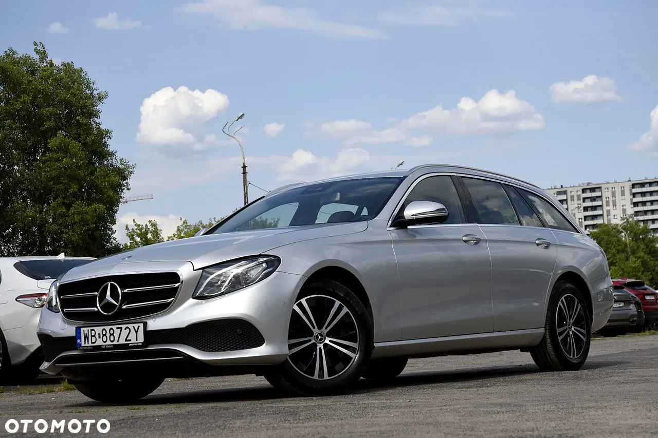 Mercedes-Benz Klasa E 220 d 4Matic T 9G-TRONIC Avantgarde - 4