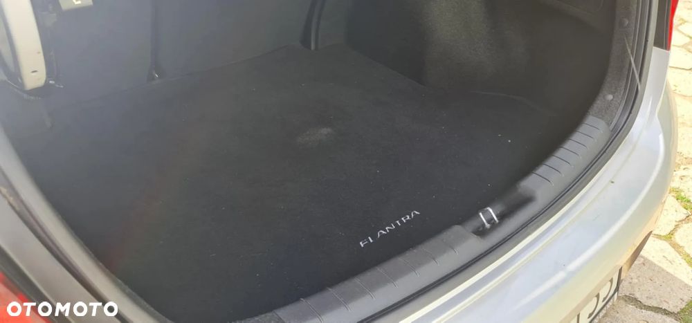 Hyundai Elantra 1.6 Comfort - 12