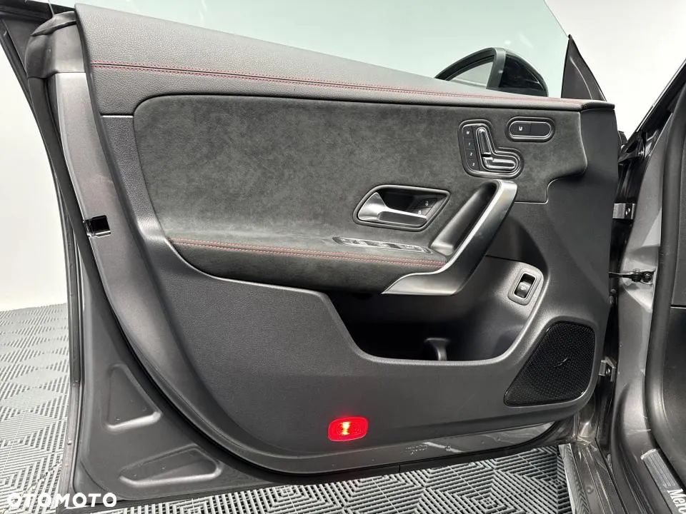 Mercedes-Benz CLA 220 4-Matic AMG Line 7G-DCT - 10