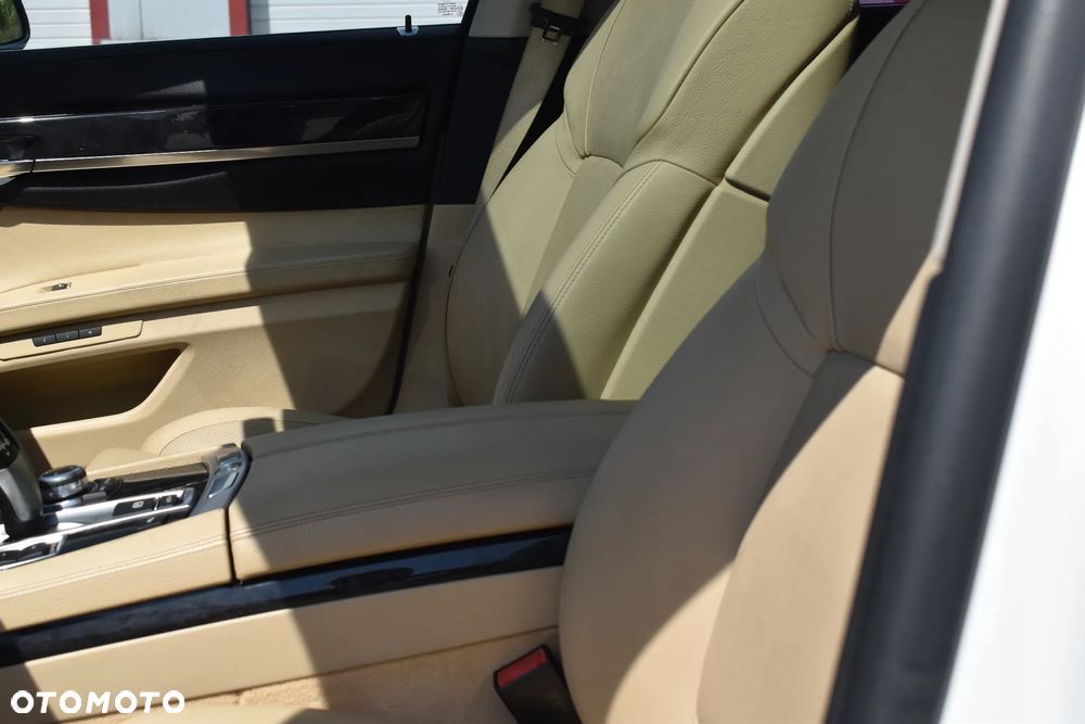 BMW i7 - 24