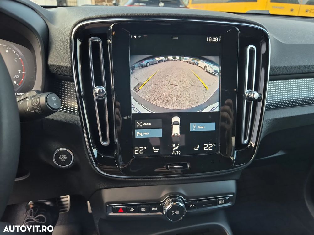 Volvo XC 40 B4 AT8 Mild Hybrid Momentum - 16
