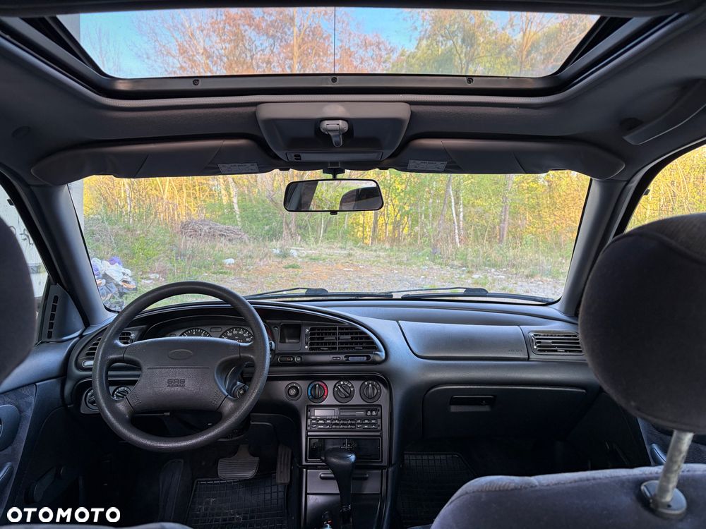 Ford Mondeo 1.8 CLX - 10