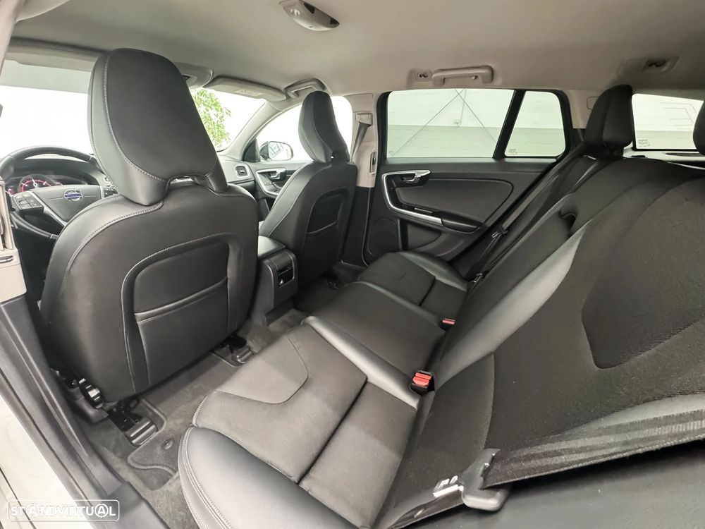 Volvo V60 2.0 D4 Momentum - 28