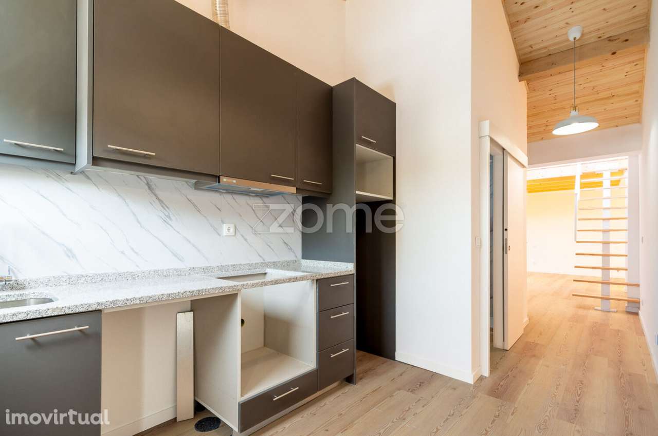 Moradia Com Mezanino em frente ao Metro de Salgueiros - Grande imagem: 3/24