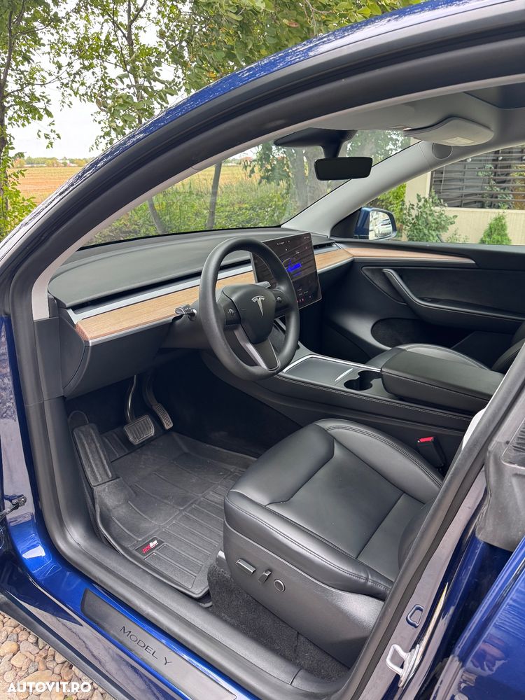 Tesla Model Y - 10