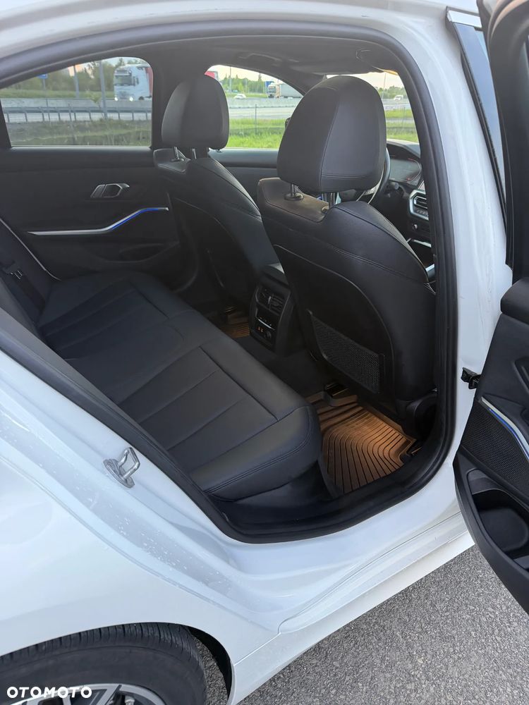 BMW Seria 3 330i Sport Line - 11
