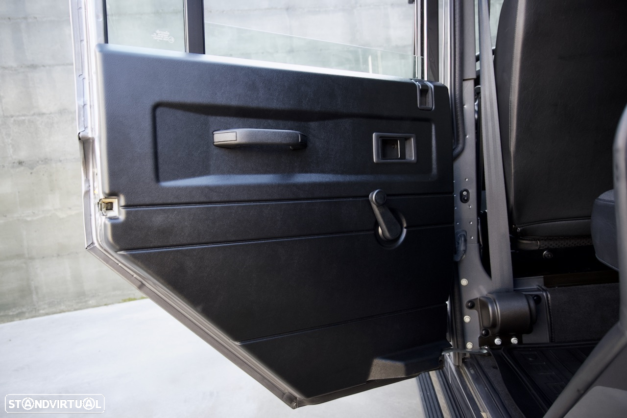 Land Rover Defender 110 SW 2.4 CRD S - 29