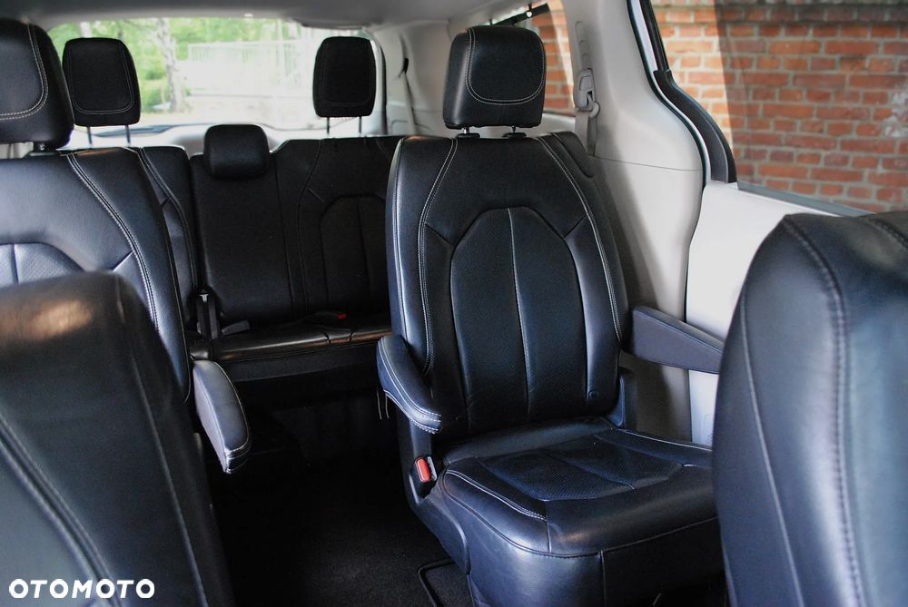 Chrysler Pacifica - 16