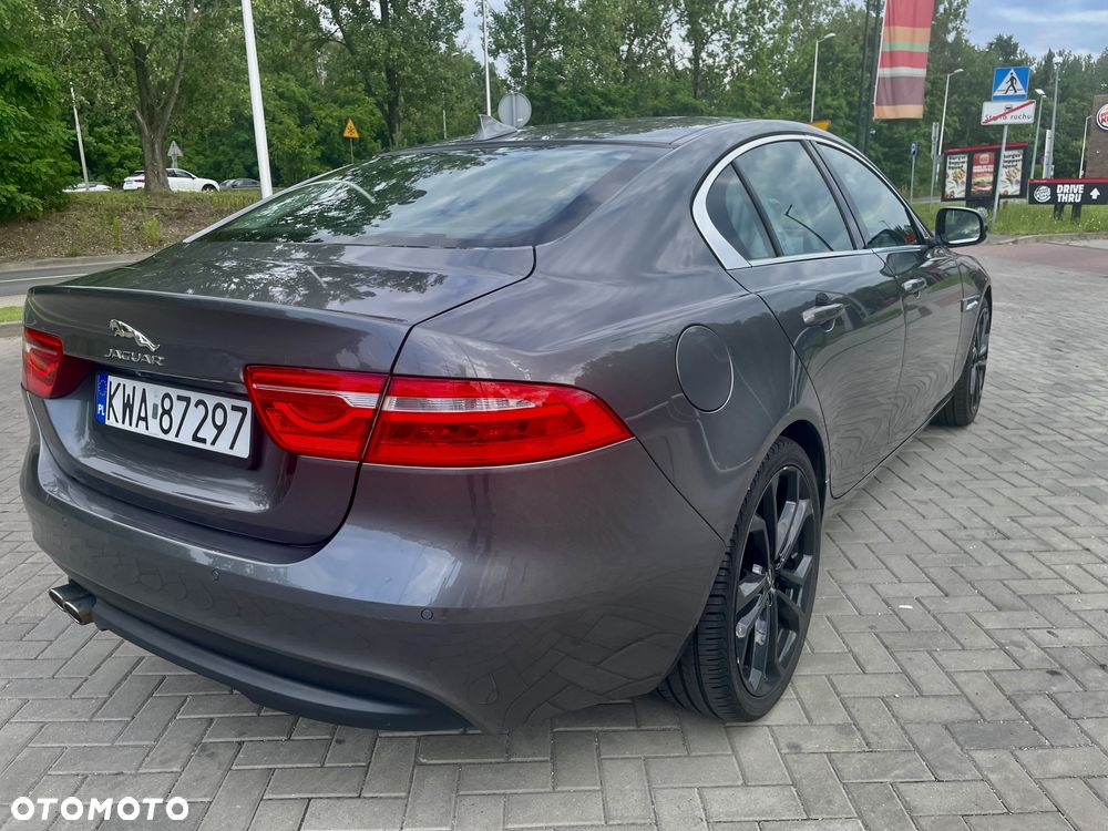 Jaguar XE 2.0 D Portfolio - 6