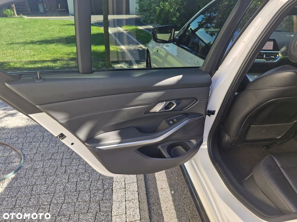 BMW Seria 3 330i M Sport sport - 13