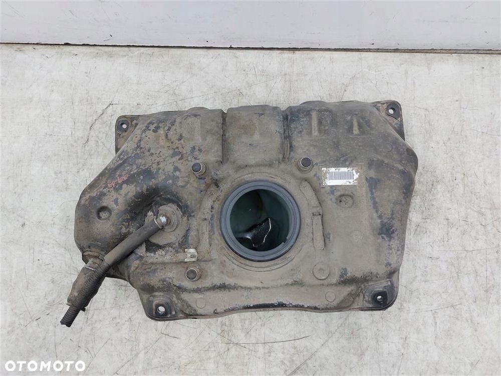Zbiornik paliwa  BAK Toyota Verso-S 1.4B  2010-2015 R - 1