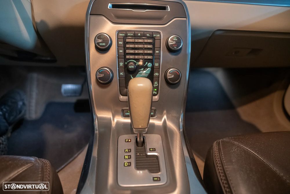 Volvo XC 70 2.4 D3 Momentum Geartronic - 22