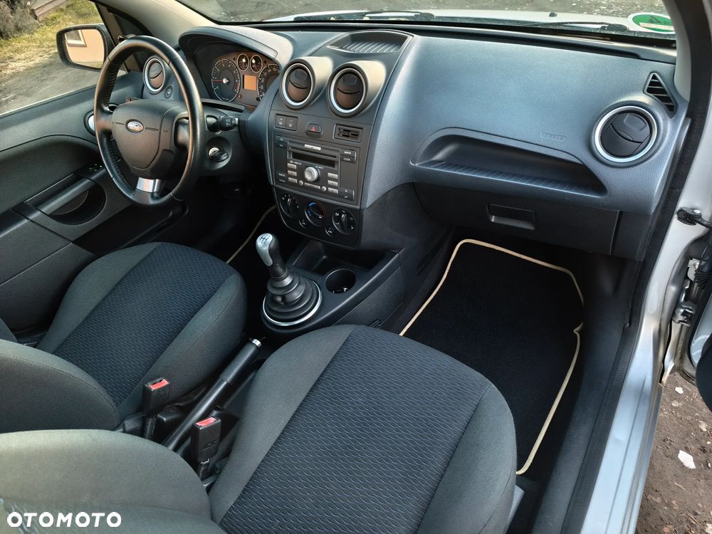 Ford Fiesta 1.3 Ghia - 14