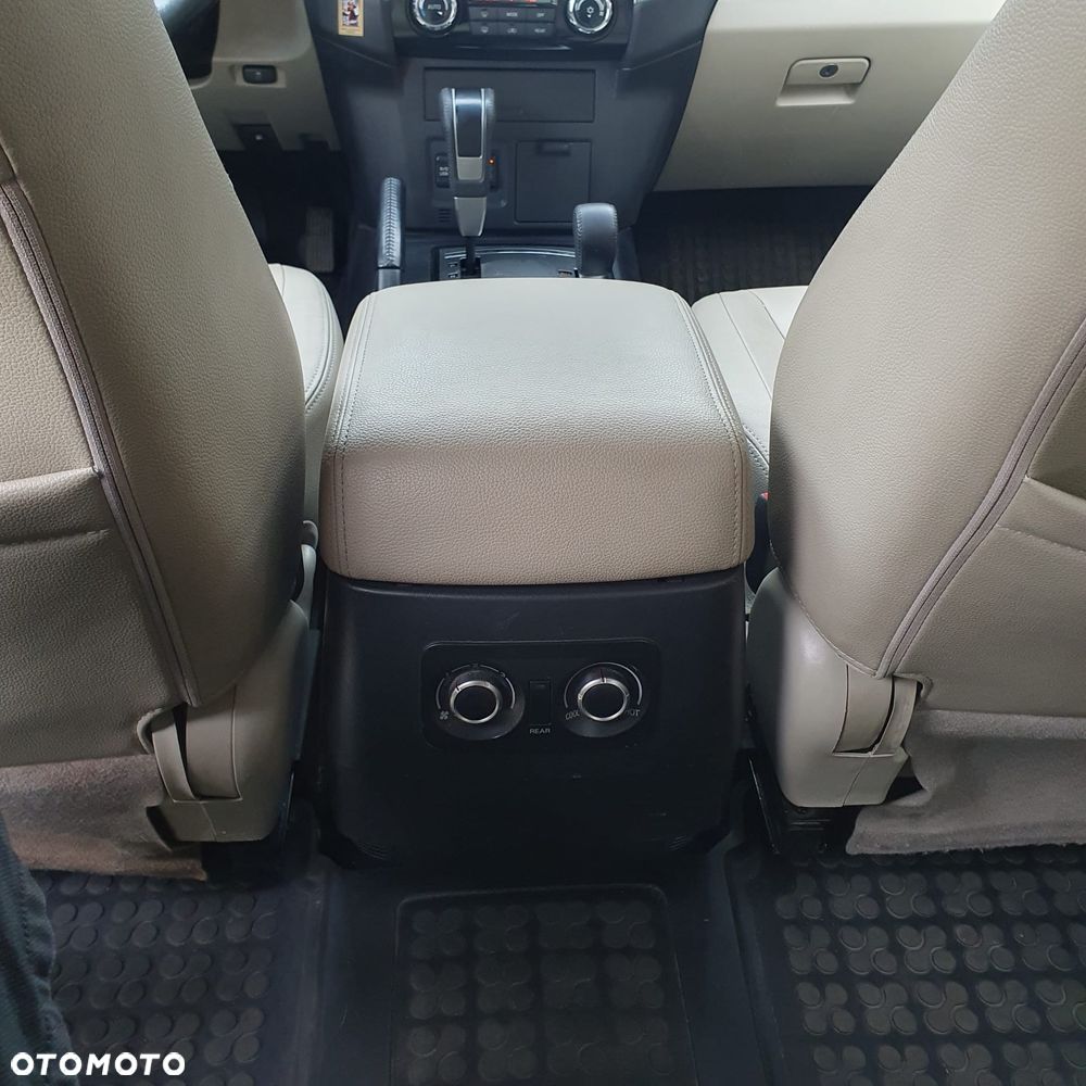 Mitsubishi Pajero - 12