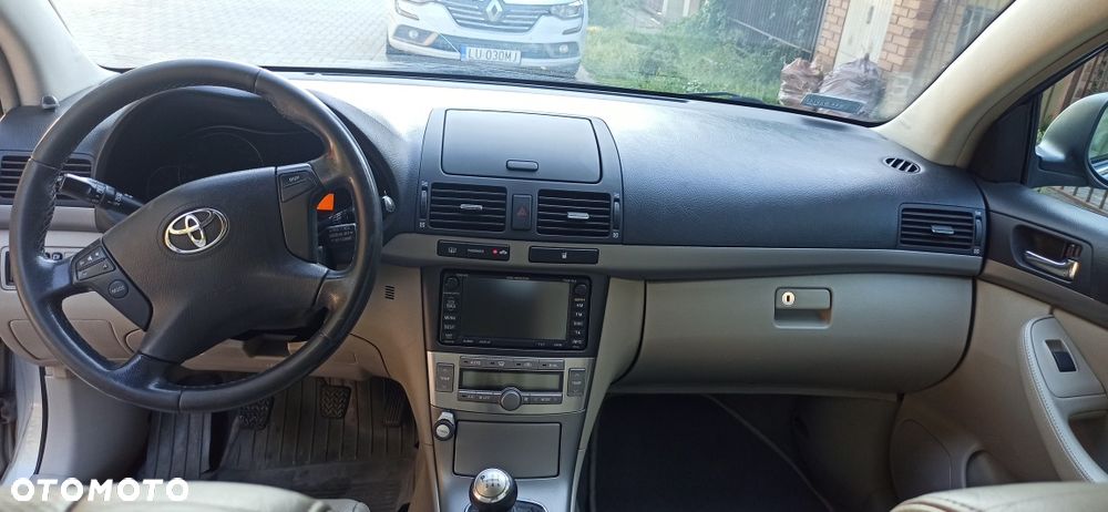 Toyota Avensis - 8
