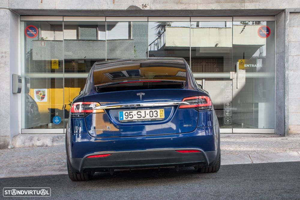 Tesla Model X 90D - 42