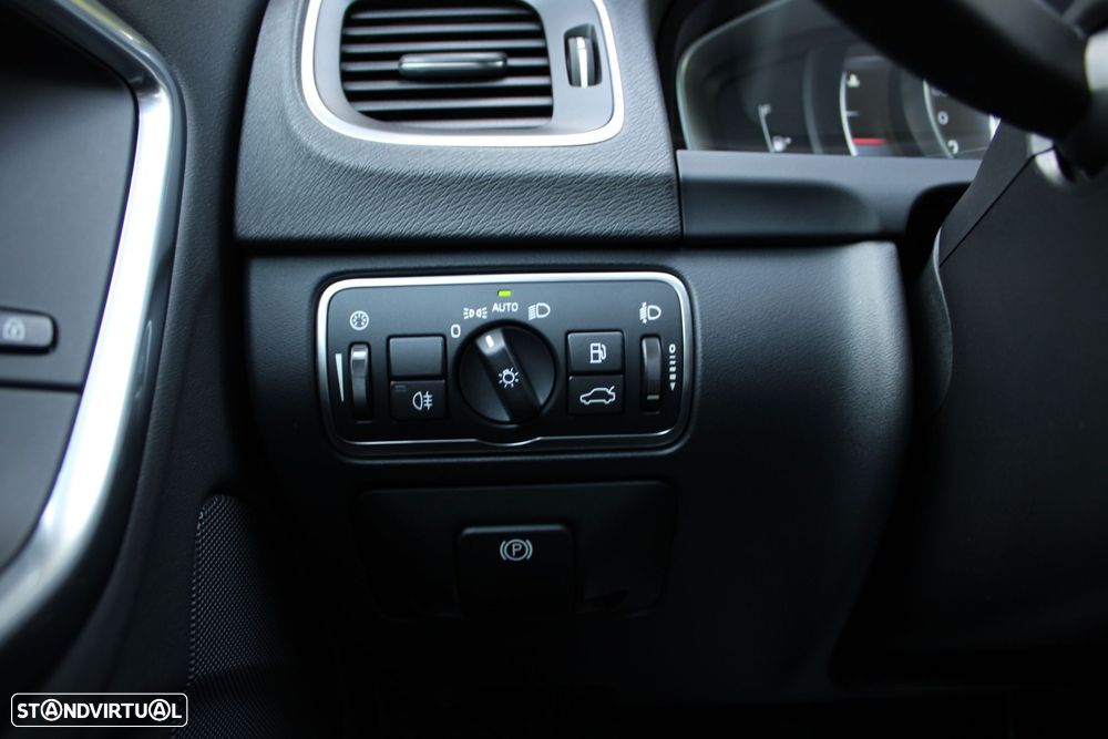 Volvo V60 1.6 D2 Momentum Eco - 33