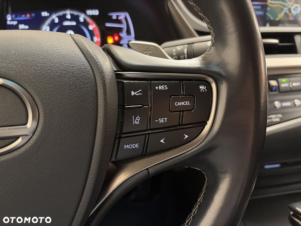 Lexus ES 300h Business Edition - 15
