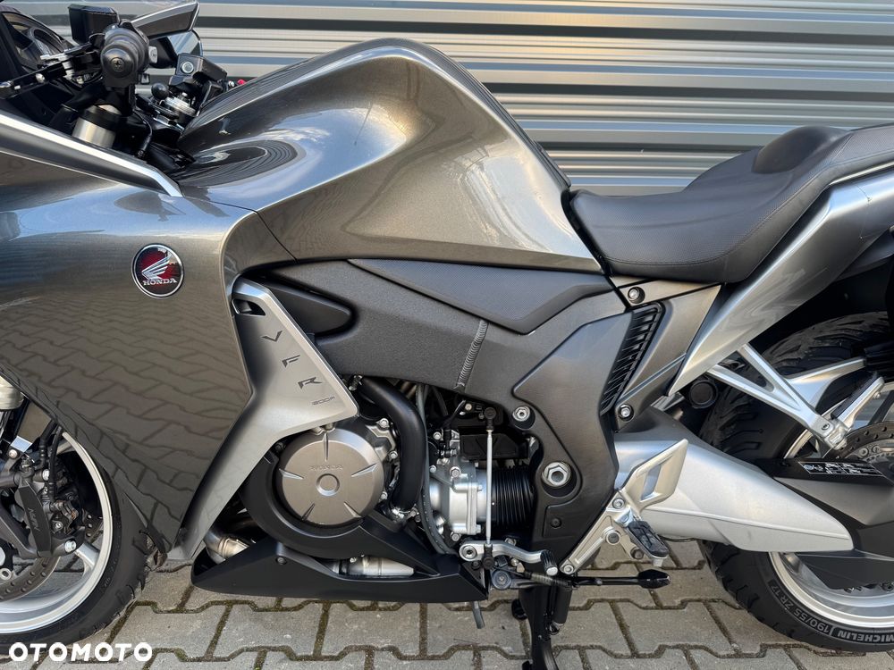 Honda VFR - 16