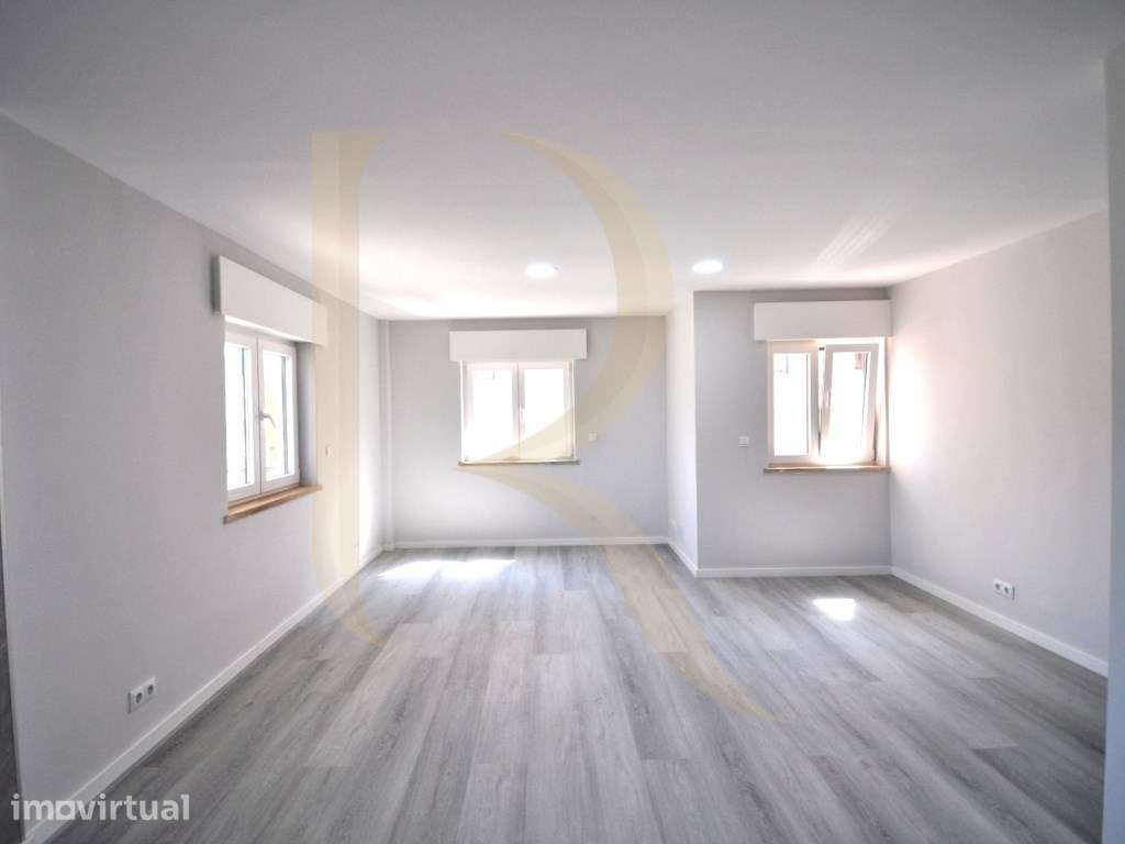 Apartamento T2 remodelado com elevador e arrecadação em Corroios - Grande imagem: 4/17