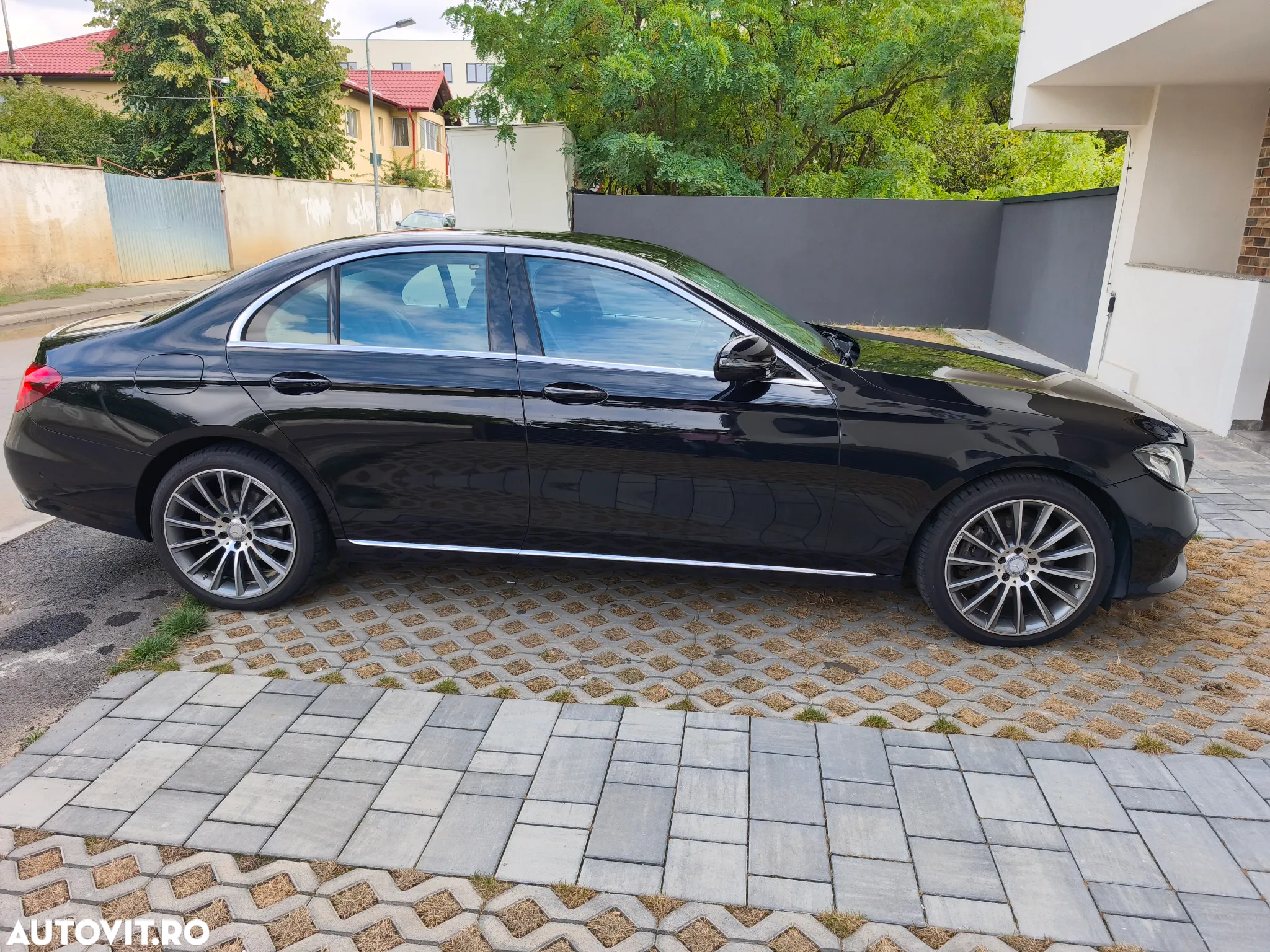Mercedes-Benz E 200 4MATIC Aut. - 4