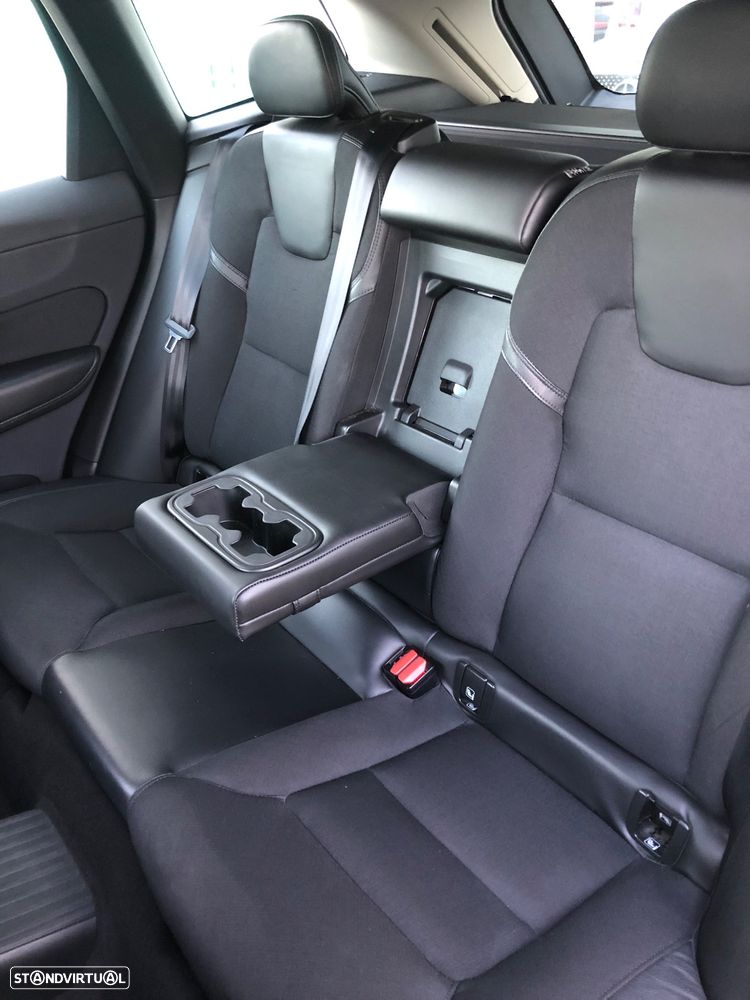 Volvo XC 60 2.0 T8 PHEV Momentum Plus AWD - 31