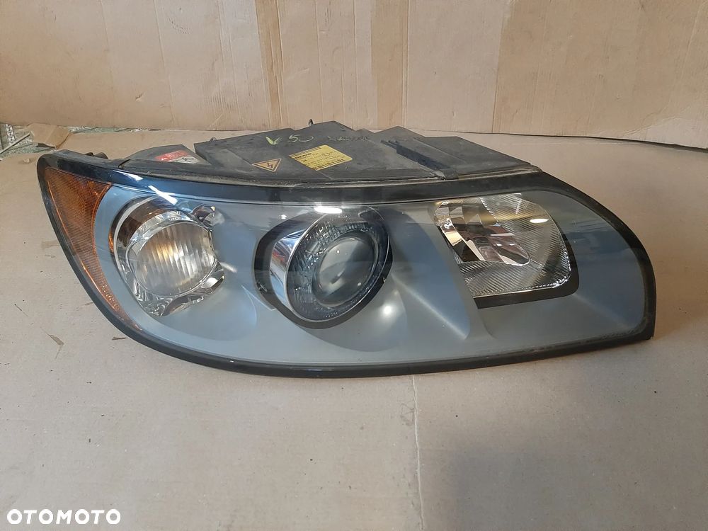 Lampa przód VOLVO V50 xenon prawa 30698890 - 1