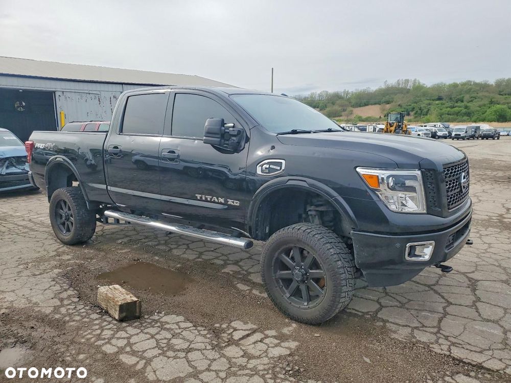 Nissan Titan - 5