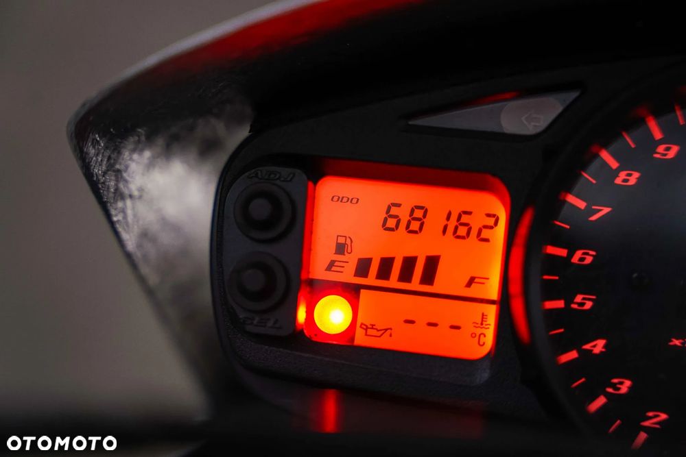 Suzuki GSR - 22