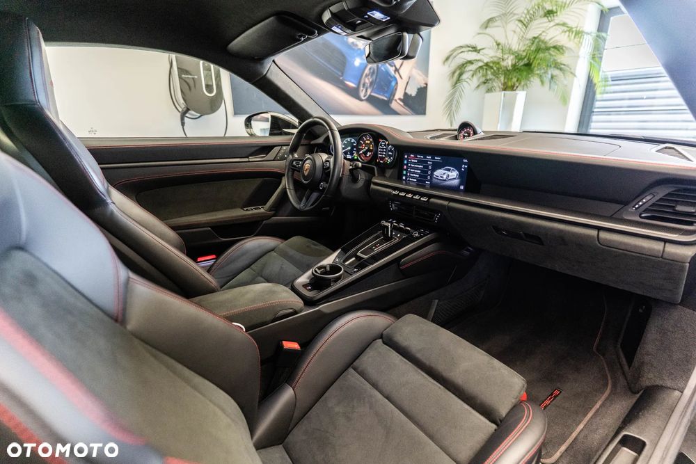 Porsche 911 Carrera 4 GTS - 39