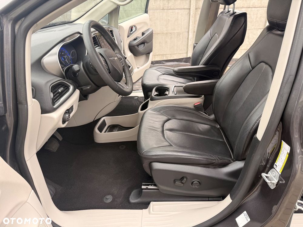 Chrysler Pacifica - 16