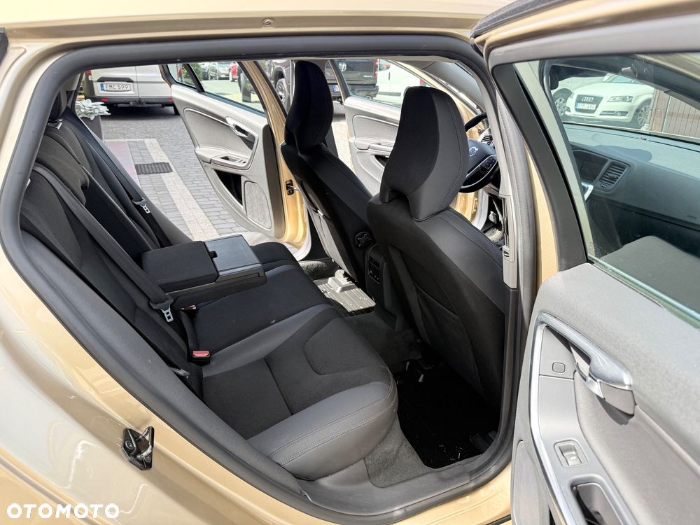 Volvo V60 DRIVe Momentum - 14
