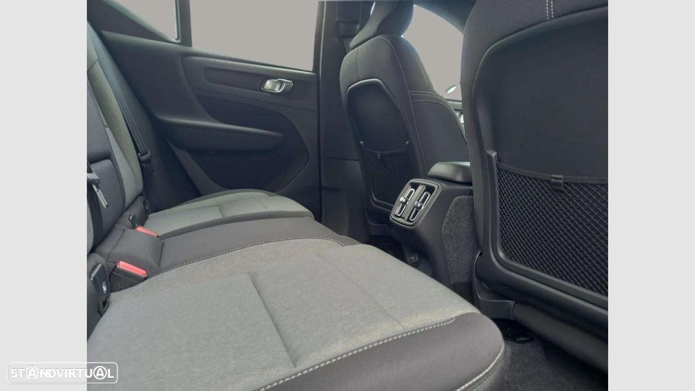 Volvo XC 40 2.0 B3 Plus Dark - 31
