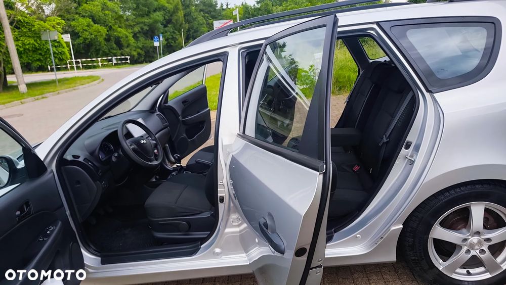 Hyundai i30 blue 1.6 CRDi Premium - 12