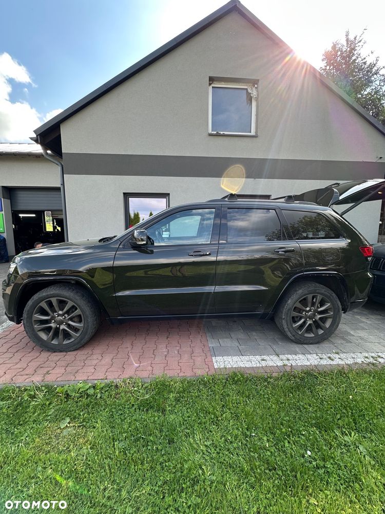 Jeep Grand Cherokee - 32