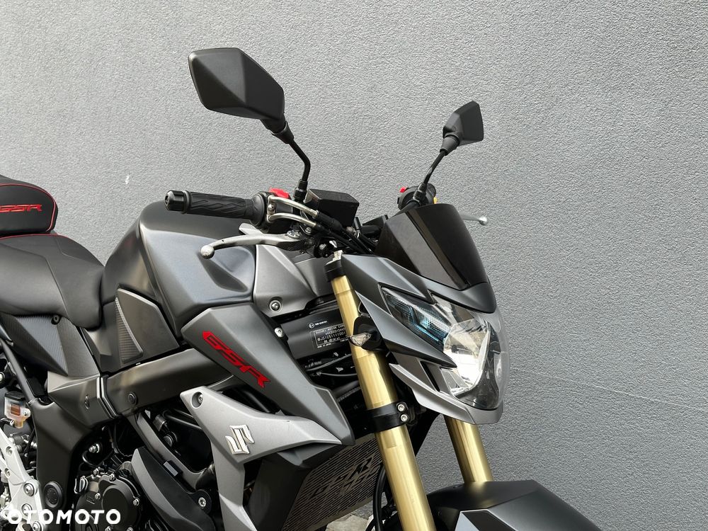 Suzuki GSR - 13